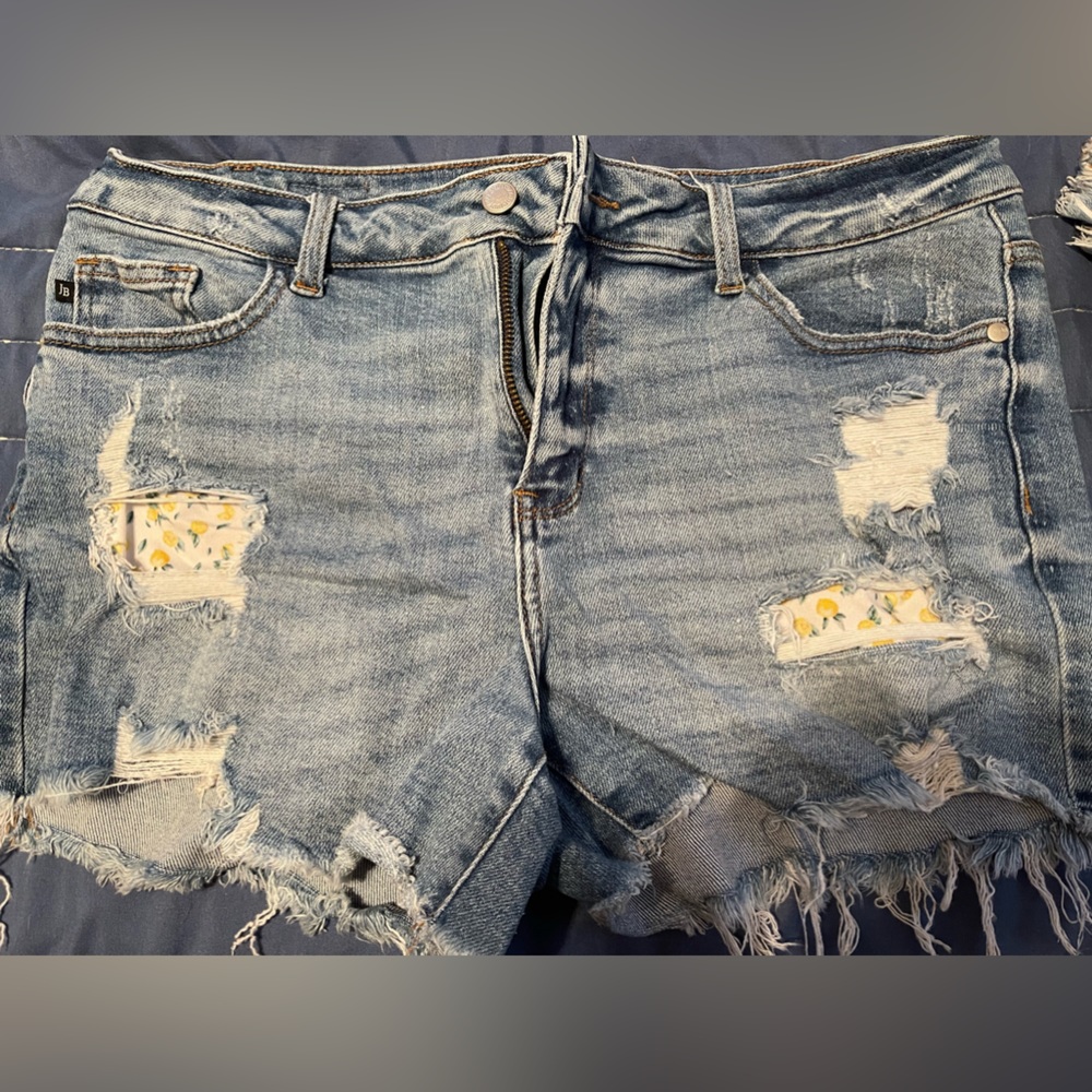 Judy Blue Lemon patch shorts
